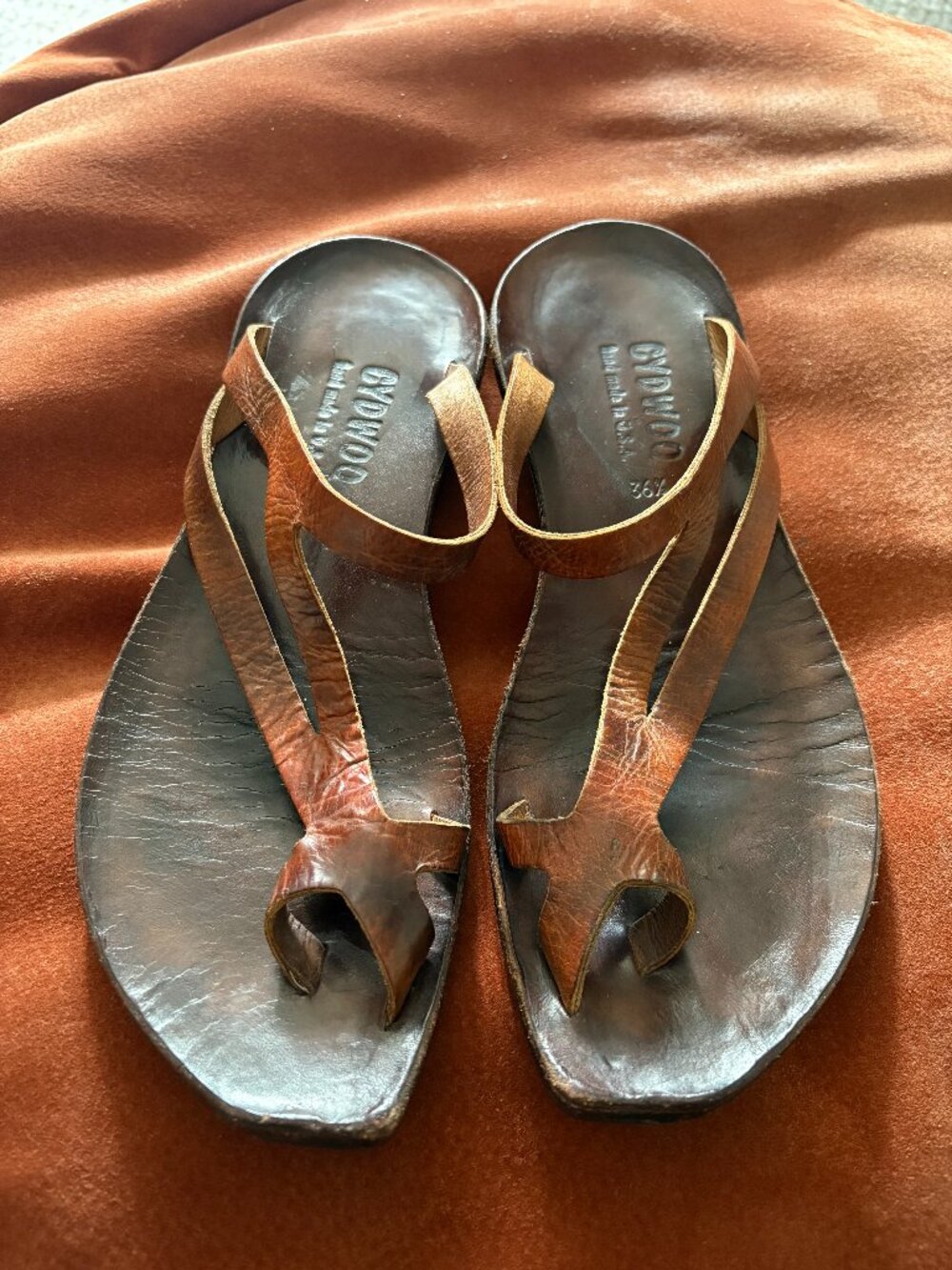 Brown Leather Toe-Ring Sandals